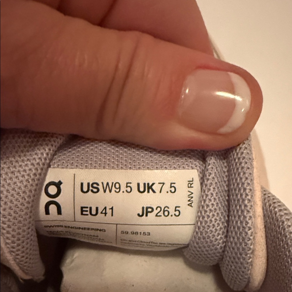 On Running Women's Athletic Cloud 6 color chart is orchid and fade - Picture 5 of 13